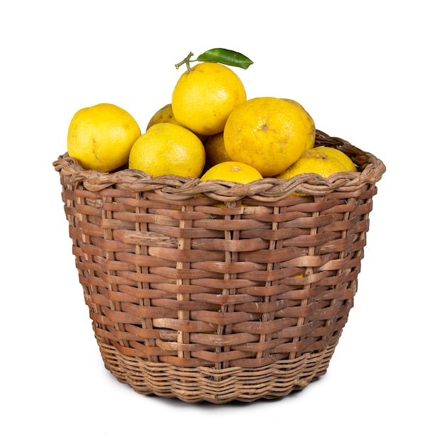 Panier de fruits fait main plein d'oranges jaunes isolated on white