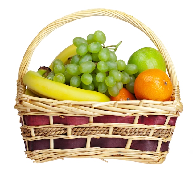 Photo panier avec fruits isolé sur blanc