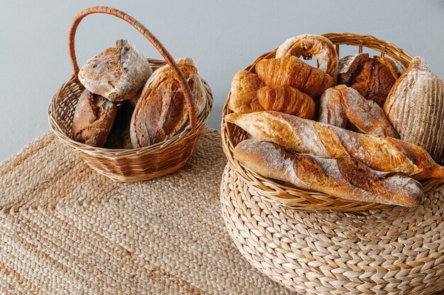 Panier avec une gamme de pains et viennoiseries dans un bel intérieur moderne