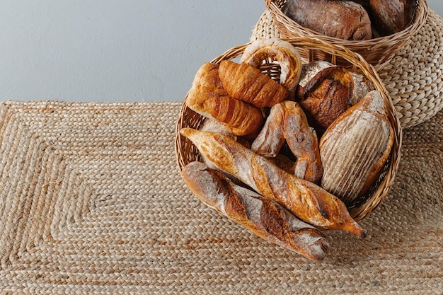 Panier avec une gamme de pains et viennoiseries dans un bel intérieur moderne