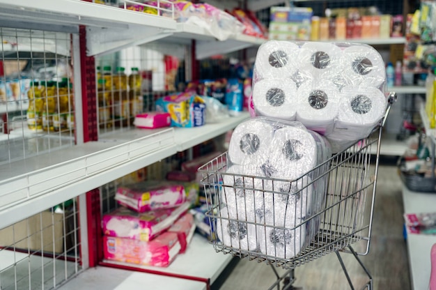 Panier garé dans l'allée de l'épicerie