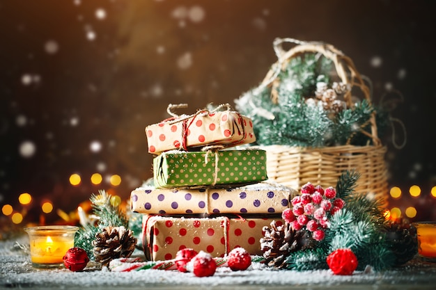 Panier avec des jouets de Noël et des cadeaux de Noël sur un fond en bois