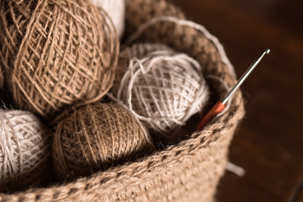 Panier en jute au crochet avec pelotes de fil et crochet