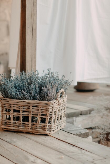 Panier de lavande dans une cour rustique