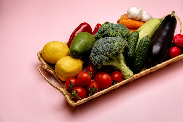 Un panier de légumes avec des citrons et du brocoli dessus