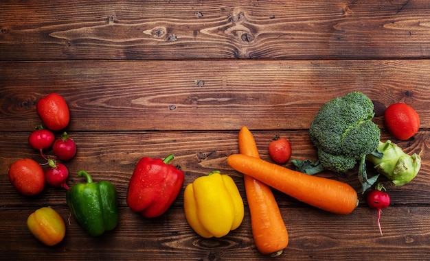 Panier de légumes sur fond de bois