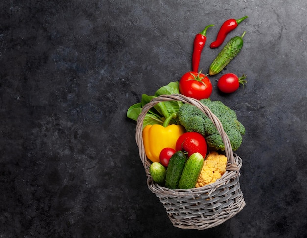 Panier de légumes frais du jardin