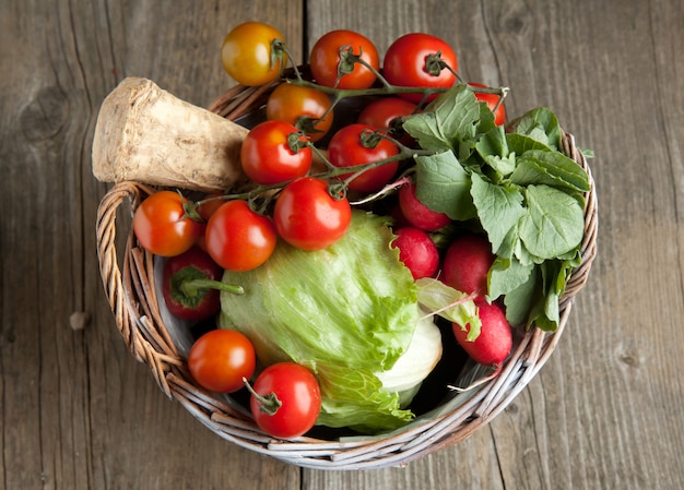 Panier de légumes frais