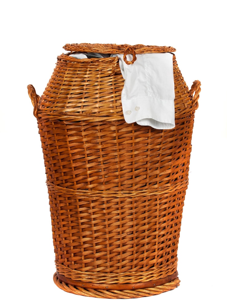 Photo un panier à linge en osier.