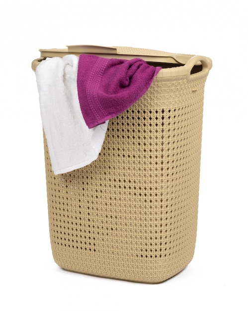 Panier à linge en plastique beige isolé