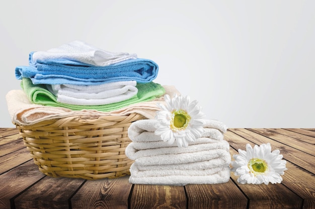 Panier à linge avec serviettes colorées sur le bureau