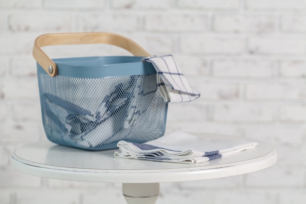 Photo panier avec des livres à l'intérieur de la maison