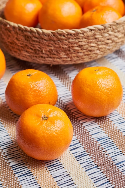 Panier de mandarine avec fond de nappe artisanale