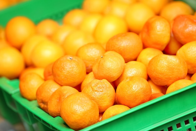 Panier avec des mandarines au marché