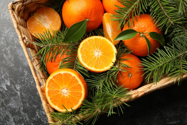 Panier avec mandarines et branches de pin