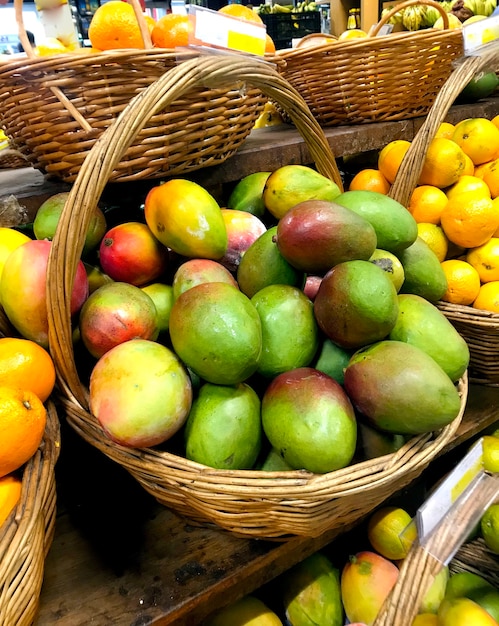 Panier de mangue sur le marché