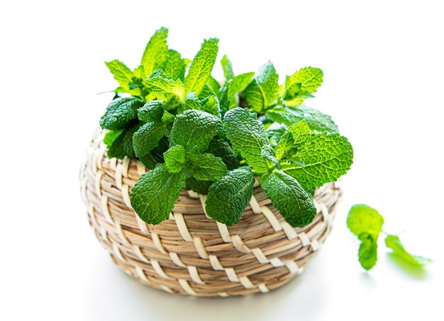 Panier de menthe fraîche. Isolé sur une surface blanche