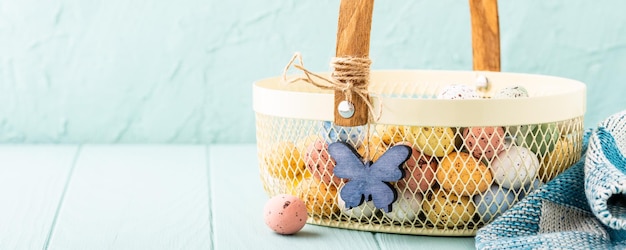 Photo un panier en métal avec des œufs de caille de pâques colorés