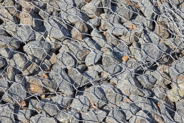 Panier métallique gabion rempli de pierres épaisses