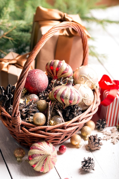 Panier de Noël avec des ornements rouges et dorés