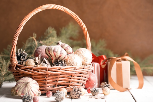 Panier de Noël avec des ornements