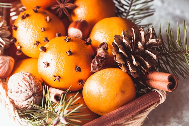 Panier de Noël - sapin, mandarines et épices sous la neige