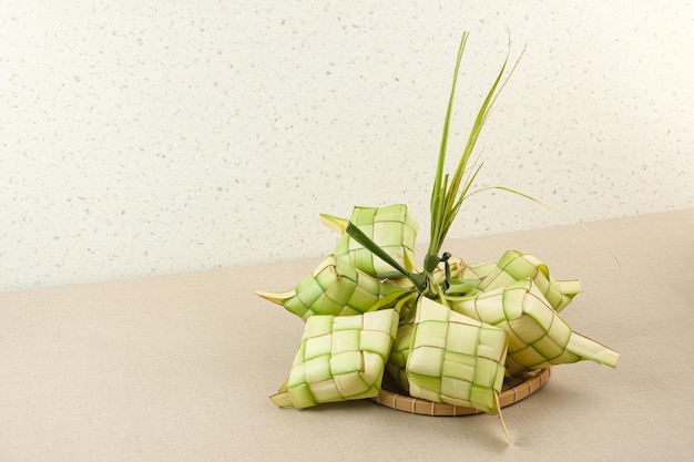 Photo un panier de nourriture qui a un bâton de bambou dessus