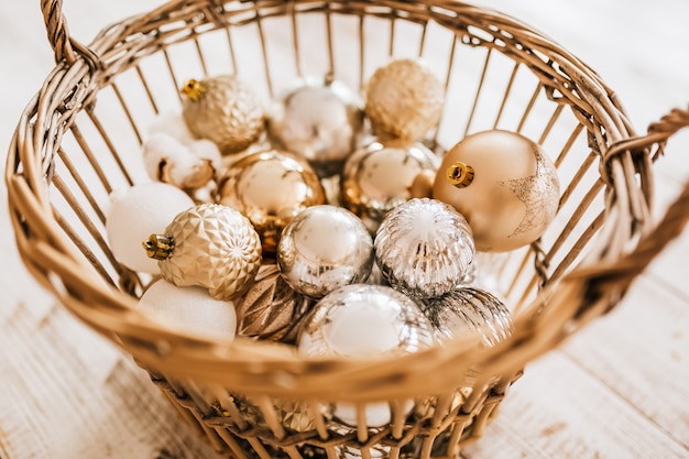 Panier de nouvel an avec des jouets de Noël