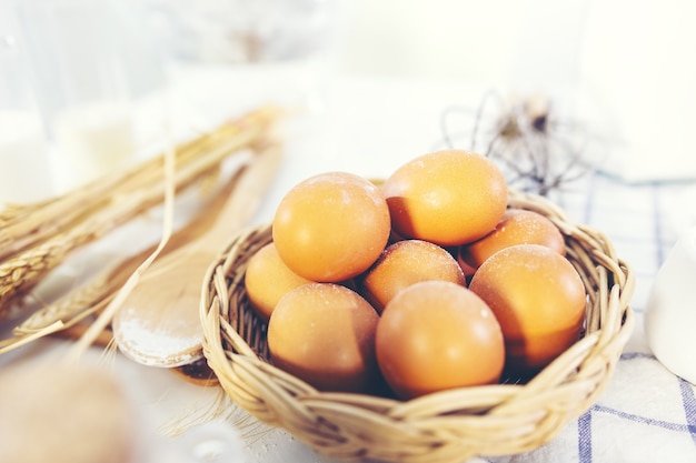 Panier D'oeufs Frais Sur Table En Bois Pour Faire De La Boulangerie