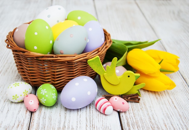 Panier avec oeufs de Pâques et tulipes