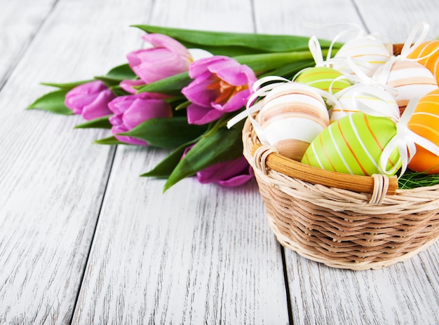 Panier avec oeufs de Pâques et tulipes