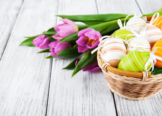 Panier avec oeufs de Pâques et tulipes