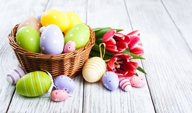 Panier avec oeufs de Pâques et tulipes