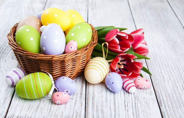 Panier avec oeufs de Pâques et tulipes