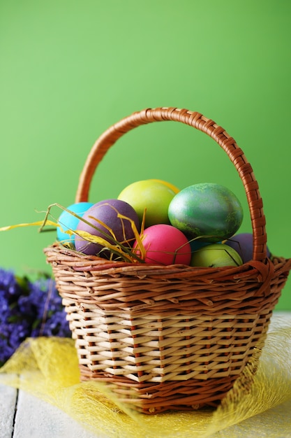 Panier avec oeufs de Pâques