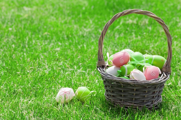 Panier d&#39;oeufs de Pâques