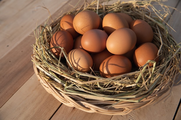 Panier à Oeufs Sur Plancher En Bois