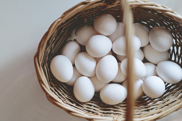 Panier avec des œufs de poule blancs Vue de dessus