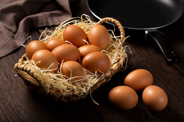 Un panier avec des œufs de poule bruns monte sur la table