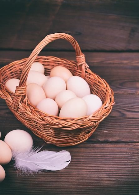 Photo panier avec des oeufs de poule crus