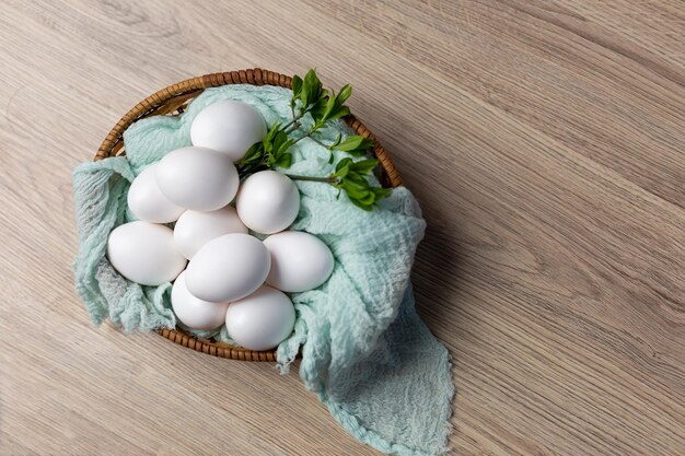 Un panier d'oeufs sur une table en bois