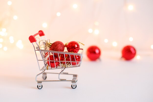 panier avec des ornements de Noël