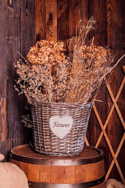 Panier en osier avec fleurs séchées