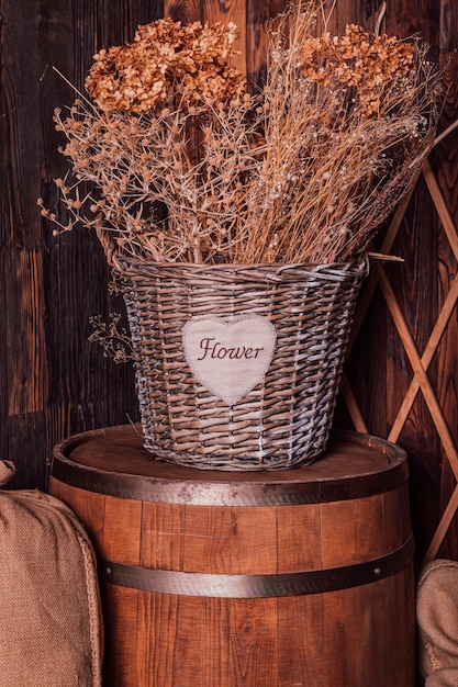 Panier en osier avec fleurs séchées