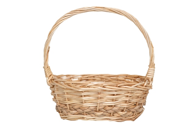 Panier en osier isolé sur fond blanc