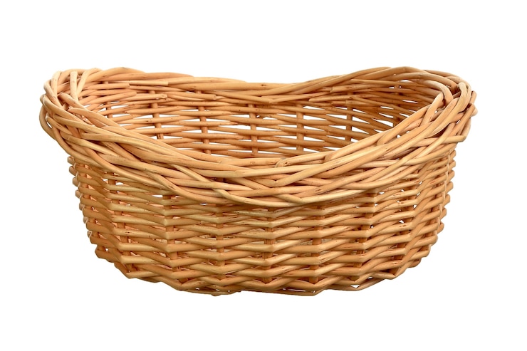Photo panier en osier isolé sur fond blanc