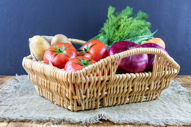 Panier en osier avec des légumes. Une alimentation saine pour le texte.