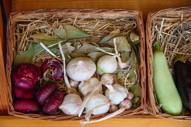 Panier en osier avec légumes