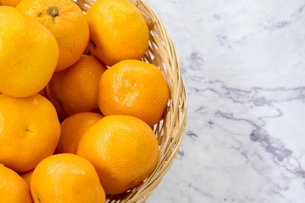 panier en osier avec des mandarines fraîches