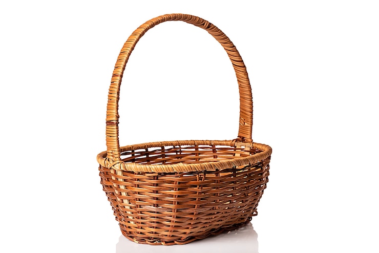 Photo panier en osier marron. fait main. sur fond blanc.